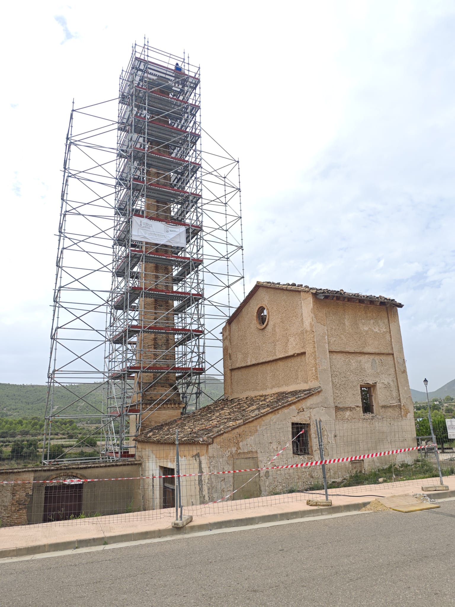 Avancen les obres de restauració de la xemeneia de l’antiga Alcoholera d’Aielo de Malferit