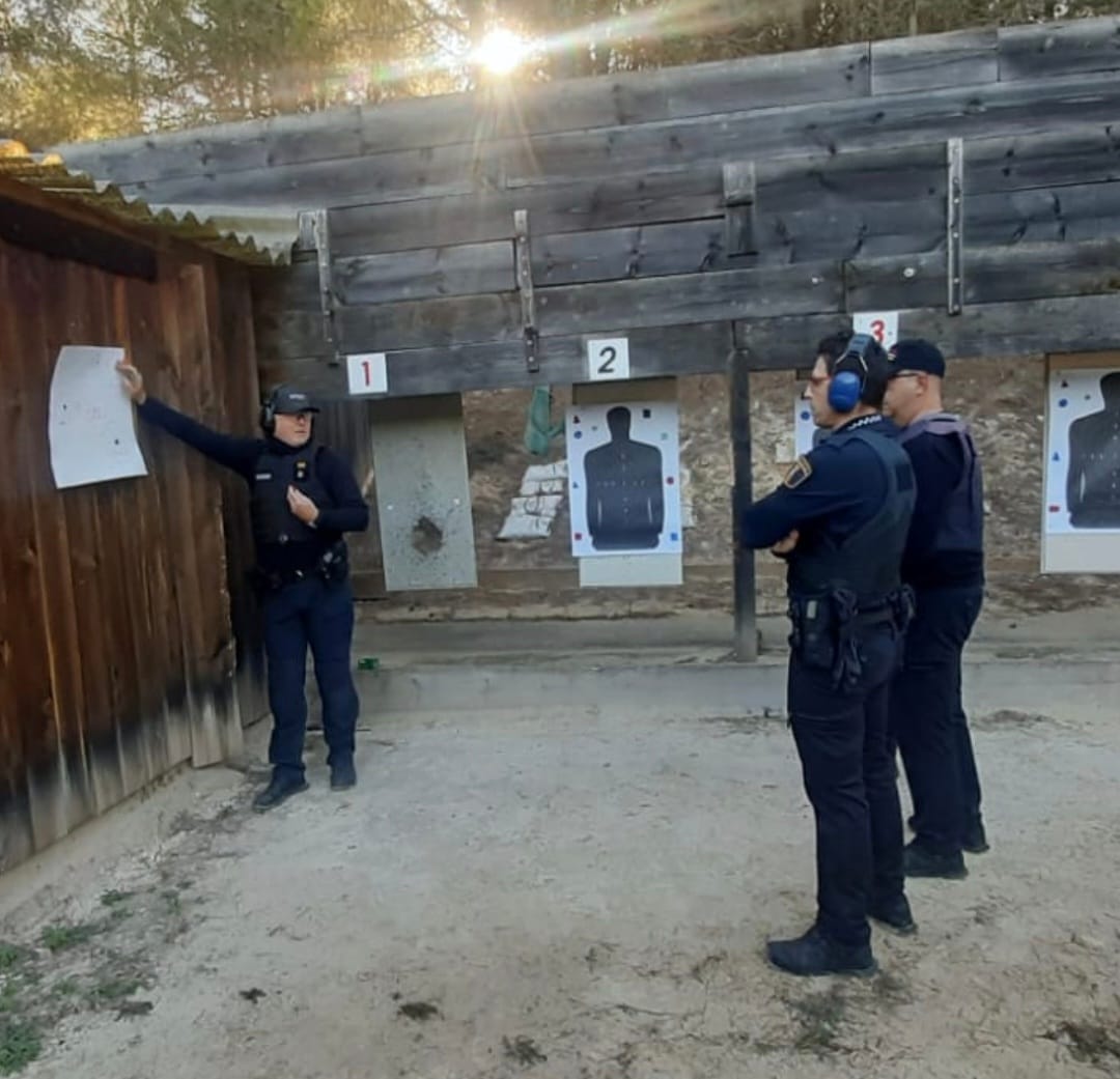 La Policia Local reb una formació i pràctiques de tir